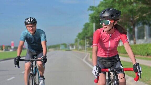 亚洲的中国夫妇喜欢在周末早上一起骑公路自行车