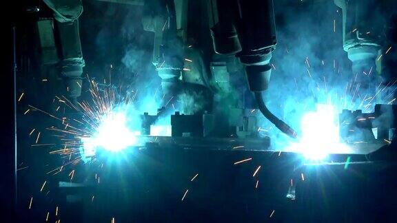 工业机器人正在工厂焊接汽车零件