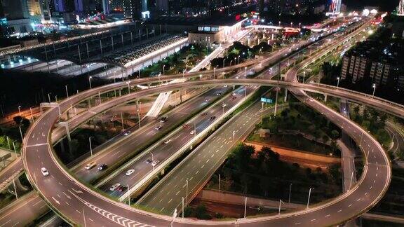 这座城市雄伟的立交桥在夜晚的高角度视图