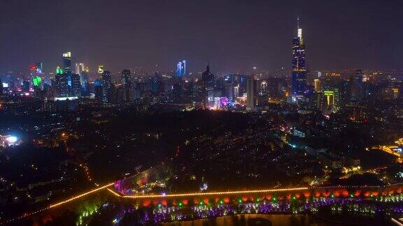夜景照亮了南京城墙、湖滨、市中心地区的空中延时全景4k中国