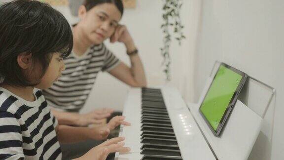 亚洲家庭与老师在线学习钢琴