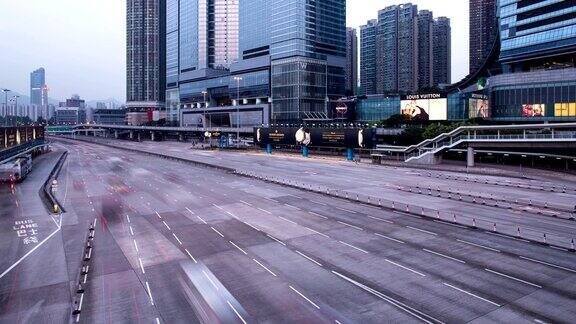 时间流逝香港多车道高速公路和建筑物上的繁忙交通