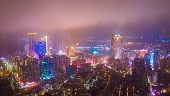 夜间照明飞行在澳门城市酒店市中心海湾航拍全景4k时间推移中国