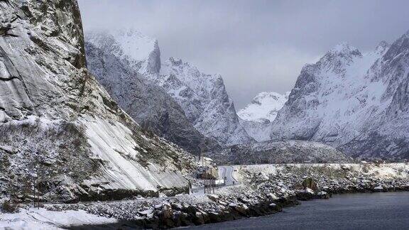 挪威罗浮敦岛海边的雪山有拖车在路上行驶的4K镜头