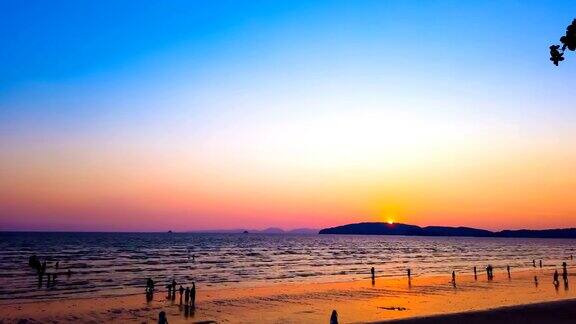 4K时间的美丽日落在海滩上
