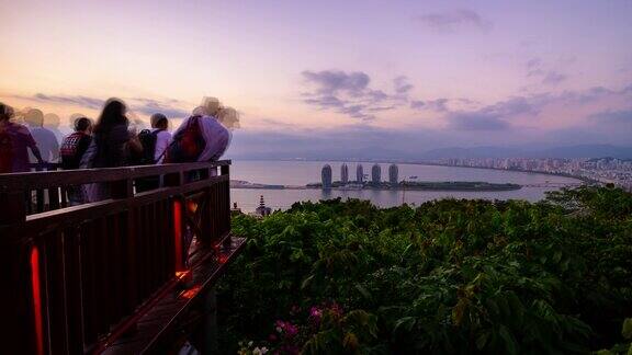日落三亚公园拥挤的观景台著名的酒店全景4k时间跨度的海南岛中国