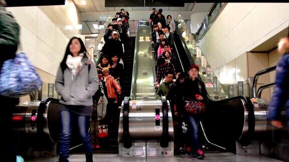 台湾台北地铁乘客走出地铁车厢在站台上使用自动扶梯