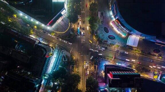 夜光照亮南京市中心市中心交通街道十字路口高空俯仰延时全景4k中国