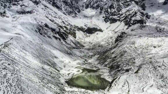 雪里藏着一个绿色的湖
