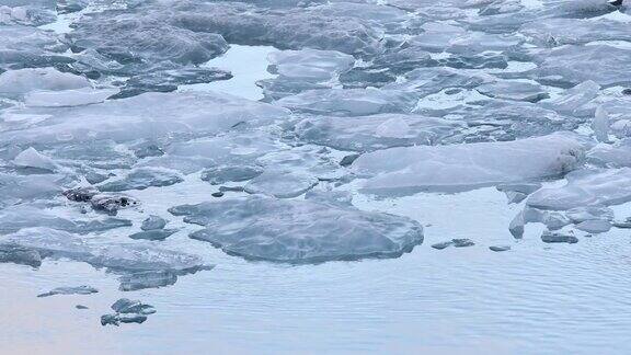 摇摄:冰山漂浮在冰岛Vatnajokull冰川的Jokulsarlon泻湖