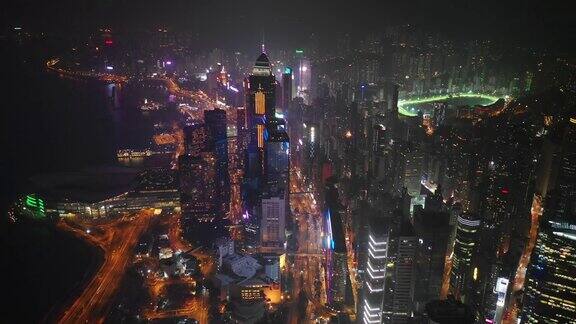 夜间灯光照亮香港市区海湾交通街道空中全景4k