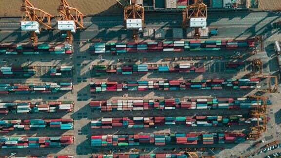 工业港口鸟瞰图与集装箱Hyperlapse