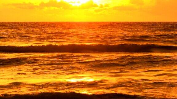 令人惊叹的日落在泰国普吉岛的热带海滩4K