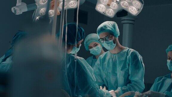 医疗队正在进行外科手术