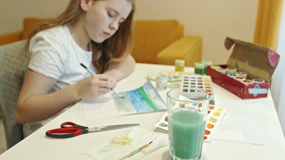 女孩在家画画