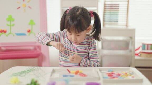 小女孩手工制作花盆工艺品供家庭教育
