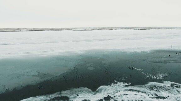 飞越湖结冰的湖面上覆盖着一层厚厚的冰和雪