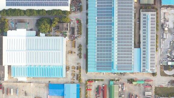 航拍一家大型工厂屋顶上的太阳能光伏发电站