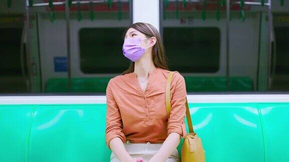 戴口罩的女人在捷运车上