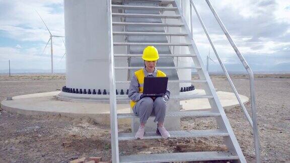 RT亚洲女性电气工程师在风力发电站工作