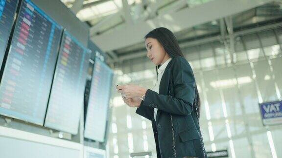 亚洲商务女性在登机处检查航班