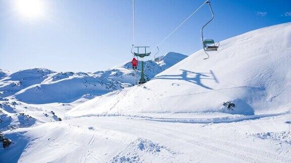 在阳光明媚的冬日乘坐滑雪缆车