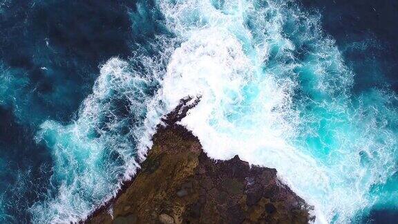 印度尼西亚努沙佩尼达悬崖海浪拍打着岩石海岸