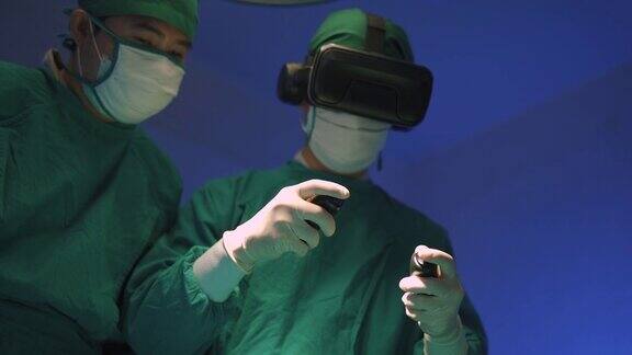 医生戴着虚拟现实眼镜在手术室与病人交谈