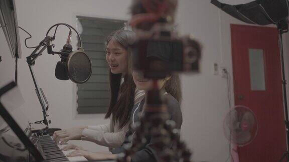 亚洲女孩与老师在线学习钢琴