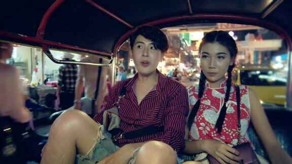亚洲夫妇旅游骑嘟嘟在曼谷