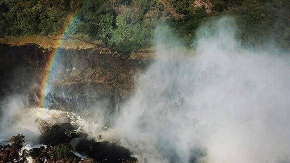 鸟瞰维多利亚瀑布位于非洲津巴布韦和赞比亚边境的ShunguNamutitima维多利亚大瀑布是世界上最美丽的奇迹之一空中射击