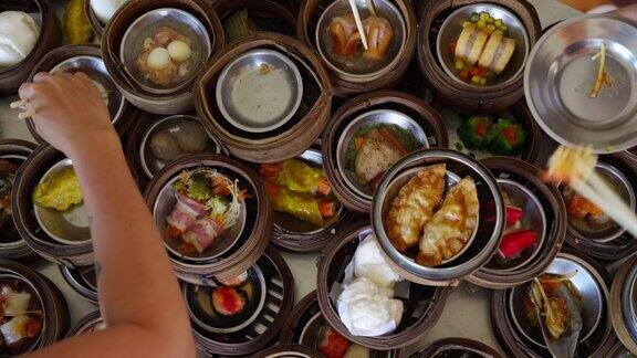 4K俯视图一组亚洲妇女用筷子吃中国饺子