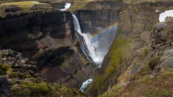 彩虹越过瀑布落入峡谷