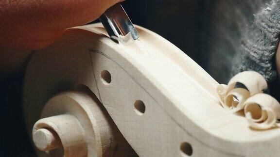 大师级工匠制琴师的慢镜头宏在木小提琴的一个作坊里煞费苦心的细工