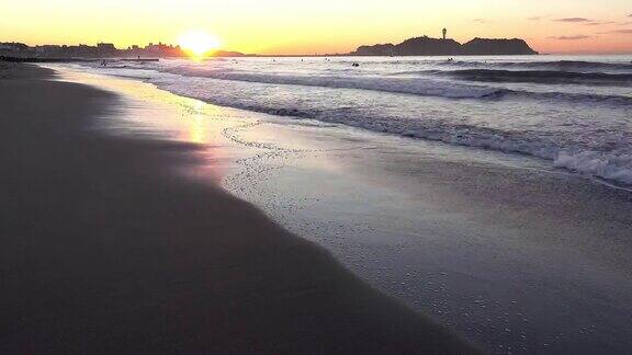 和Enoshima一起在海滩上看日出时间流逝