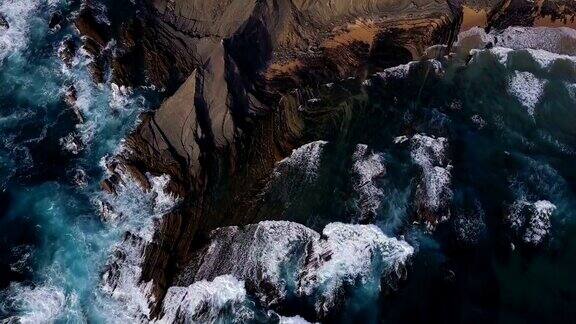 鸟瞰图海浪拍打着美丽的火山岩