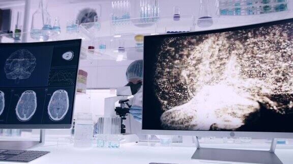 拿着显微镜的女科学家电脑屏幕上的脑电波扫描研究