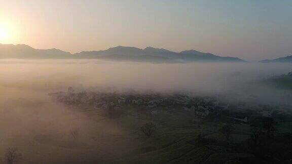 中国安徽鲁村的乡村景观云海