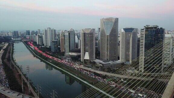 巴西圣保罗日落时分的交通堵塞