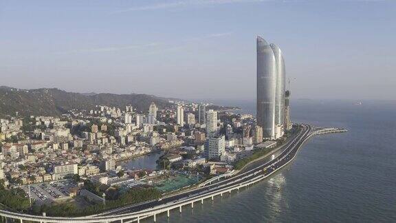 沿海城市的密集建筑和海上高速公路上的交通流量