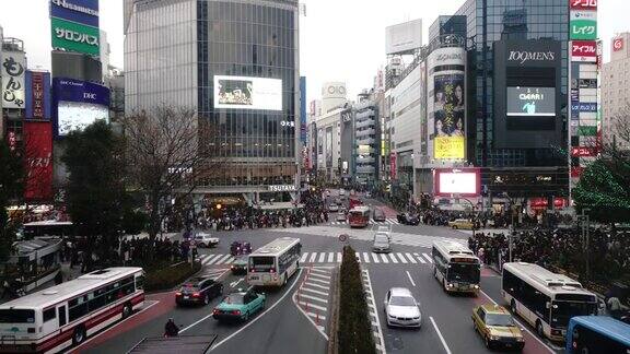 涉谷十字路口行人过马路