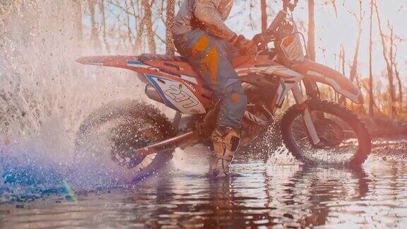 超级SLOMO摩托车越界骑手弯道摩托车在水坑