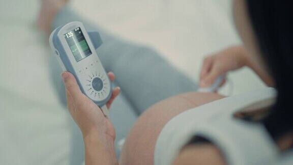 孕妇使用胎儿滴管装置聆听胎儿心跳