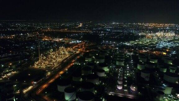 炼油厂夜间景观鸟瞰图