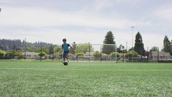 小男孩在踢足球