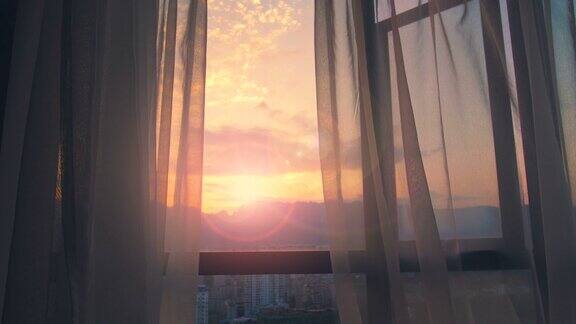早晨窗帘在房间的窗户上