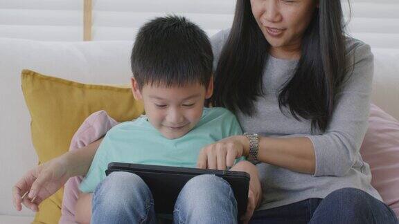 孩子和妈妈喜欢周末活动一起在家玩在线游戏