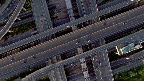 飞过泰国曼谷的高速公路上移动的汽车鸟瞰图