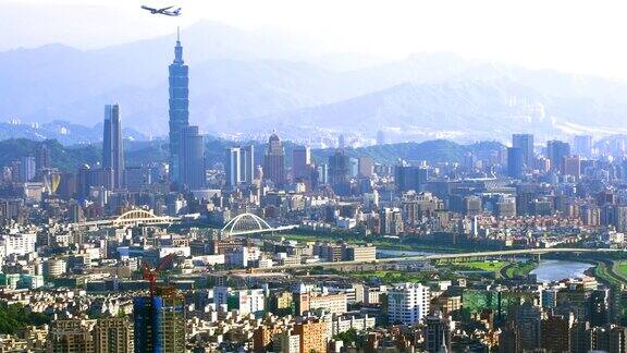 日落时飞机飞过台北城市的美丽景色