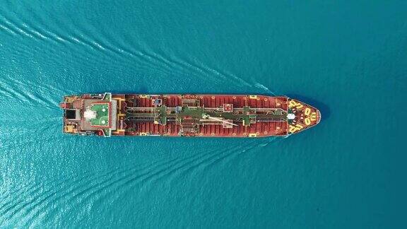 航拍俯视图油轮全速与美丽的波浪模式运输石油从炼油厂在海上
